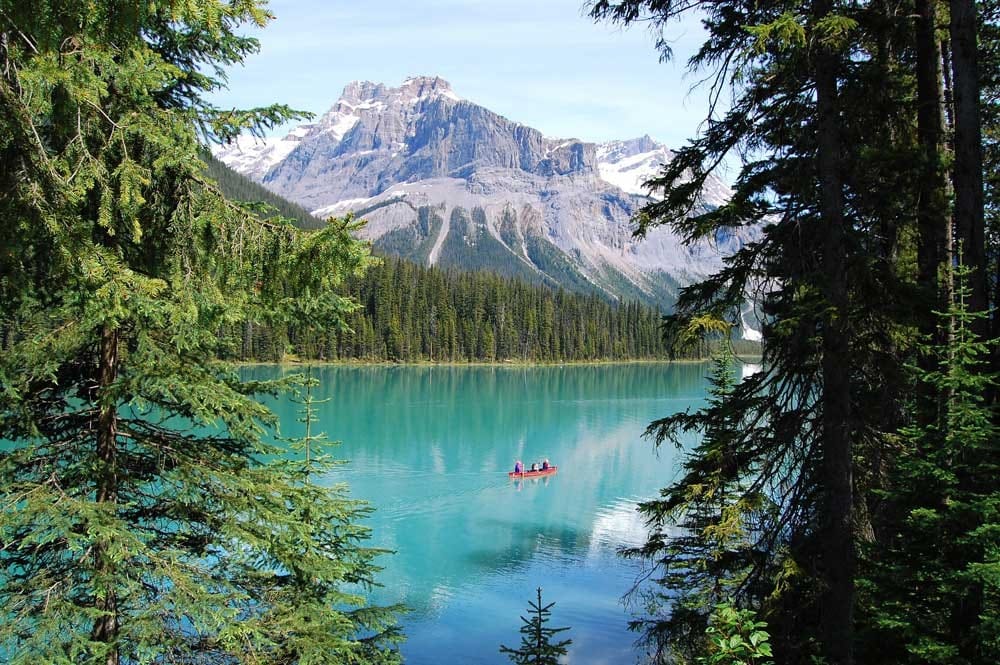 Lago Emerald fotografía de un lago con el agua cristalina y detrás una montaña nevada
